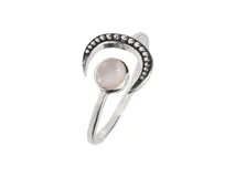 Anillo de plata 925 con diseño de luna creciente y piedra de nácar ovalada.