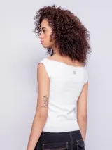 Top blanco al cuerpo sin mangas, con cuello redondo y estampado de mariposa con texto "Summer Season" en tonos celeste y lila.