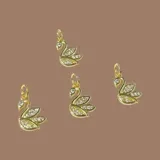 Capa de paño color rojo con corte amplio y caída natural. Presenta detalles de dijes metálicos en baño de oro distribuidos en la espalda y una etiqueta de cuero con el logo de la marca en la parte superior.