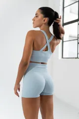 Short deportivo celeste con cintura alta y frunce en la parte trasera.