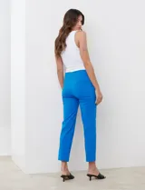 Pantalón de gabardina elastizada color azul eléctrico, marca Zac & Rachel. Corte recto, pretina ancha pespunteada y bolsillos simulados.