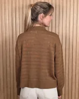 Cardigan de punto color marrón tostado, con cuello camisero, cierre frontal con botones y diseño de rayas sutiles en el tejido. Presenta mangas largas con puños elásticos y corte recto.