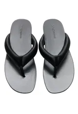 Sandalias de dedo color negro, con diseño flat y tiras acolchadas.