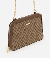 Cartera bandolera Satinato de diseño compacto, confeccionada en lona con estampa geométrica en tonos marrón y beige, con detalles en cuero sintético marrón. Cuenta con cierre perimetral y correa combinada de PU y cadena metálica dorada.