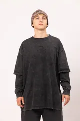 Buzo de manga larga con efecto de doble manga superpuesta, confeccionado en jersey de algodón con proceso de lavado gastado. Presenta un corte oversized y bordado de la marca en el centro del pecho.