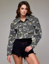 Campera de jean estampada con animal print de leopardo en tonos beige y gris, marca Hidden. Tiene cuello solapa, abertura frontal con botones metálicos, bolsillos delanteros y ruedo elastizado en la espalda.