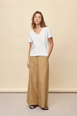 Remera blanca de algodón con escote en V y mangas cortas, de calce amplio y cómodo.