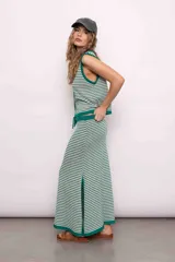 Falda larga tejida con rayas horizontales verdes y blancas, cintura ajustable con cordón y tajos laterales.