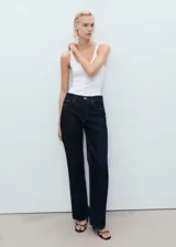 Top sin mangas de diseño entallado con cuello escotado y tirantes finos, confeccionado en tejido de algodón con elastano.