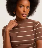 Blusa de ribana color marrón con rayas horizontales blancas, cuello medio, mangas cortas y corte ajustado.