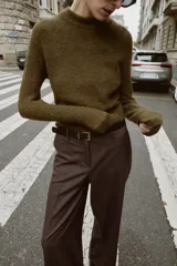 Jersey básico de punto con mezcla de lana y alpaca, de cuello redondo y manga larga.