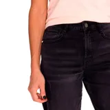 Jeans de mujer color negro lavado (asphalt stone) con diseño de 5 bolsillos, cierre de cremallera y broche de marca. Tienen un corte ajustado a lo largo de la pierna.