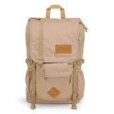 Mochila Jansport modelo Hatchet de color beige, confeccionada en poliéster reciclado. Cuenta con solapa superior con cierre de hebilla ajustable, compartimento principal, bolsillo frontal con cierre y detalles en cuerina marrón con el logo de la marca grabado.