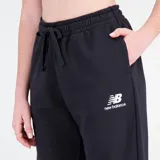 Pantalón de jogging negro de felpa francesa con cintura elástica ajustable con cordón, puños acanalados y logo de New Balance estampado en blanco en la pierna izquierda.
