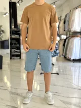 Remera negra de corte clásico y mangas cortas, con pequeño logo impreso en el pecho.