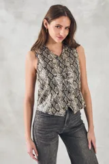 Chaleco con estampado de piel de serpiente, escote en V y corte al cuerpo.