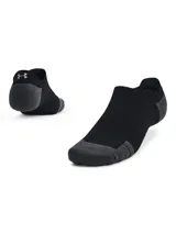 Medias deportivas tobilleras Under Armour de color negro con detalles en gris en la puntera y el talón. Cuentan con el logo de la marca impreso en el talón.