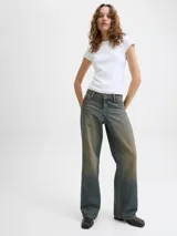 Jean de denim para mujer, de tiro bajo y corte loose fit con pernera amplia. Presenta un lavado con efecto desgastado de tono amarillento, cierre frontal con botón y cinco bolsillos clásicos.