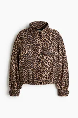 Campera corta de mezcla de viscosa con estampado de leopardo, corte holgado, cuello chimenea, cierre frontal con solapa y botones, bolsillos con solapa en el pecho, mangas voluminosas con puños abotonados y bajo globo.