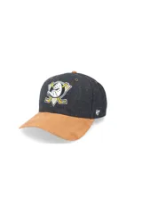 Gorra de béisbol marca 47, modelo MVP, con cuerpo de fieltro gris oscuro y visera de gamuza color tostado. Presenta el logo bordado de los Anaheim Ducks en el frente y el logo de la marca en el lateral.