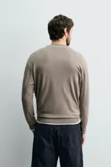 Sweater de punto relaxed fit confeccionado en hilatura con viscosa de tacto suave, color marrón, con cuello redondo y manga larga. Cuenta con acabados en rib.