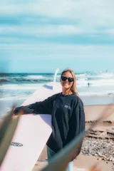 Buzo negro de corte clásico y tejido acanalado con cuello redondo y mangas largas.