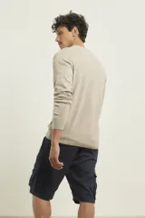 Sweater amarillo de tejido suave tipo cashmere, con escote en V.