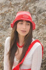 Gorro tipo bucket tejido a crochet a mano, con hilo 100% algodón, con diseño a rayas horizontales en color marrón y beige.