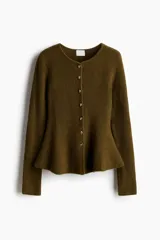 Saco de punto acanalado con cuello redondo, cierre frontal con botones metálicos y diseño entallado con peplum en la cintura.