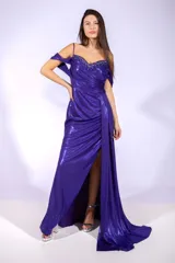 Vestido largo de fiesta violeta de lamé, con escote cruzado, breteles finos y abertura lateral en la falda.