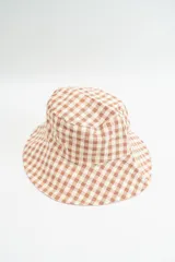 Gorro tipo bucket con estampado de cuadros vichy en color amarillo y blanco.