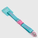 Lanyard de tela color turquesa con logo de la marca estampado en rosa. Incluye hebilla de cierre rápido en color rosa y gancho metálico con argolla para llaves o credenciales.
