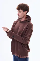 Buzo tipo canguro de felpa color gris, con capucha amplia, bolsillo frontal tipo canguro y puños acanalados.