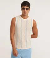 Musculosa de punto para hombre en color beige con rayas verticales finas en color celeste. Presenta un diseño con textura perforada, cuello redondo y terminaciones acanaladas en cuello, sisas y ruedo. Confeccionada en 100% algodón.