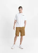 Bermuda cargo color tostado con bolsillos laterales tipo cargo, cierre frontal y pasacintos.