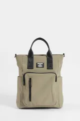 Mochila porta laptop color verde militar, con asas superiores negras, bolsillo frontal con cierre vertical y etiqueta de la marca.