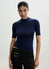 Camiseta azul marino de manga corta, con cuello perkins y diseño entallado de tejido elástico.