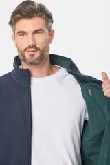 Campera polar de abrigo azul marino, con cuello alto, cierre frontal y bolsillos laterales y en el pecho con cierre.