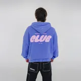 Canguro color marrón con efecto gastado, capucha y bolsillo delantero tipo canguro. Estampado pequeño con la palabra "Pulau" en el pecho.