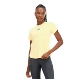Remera deportiva amarilla de manga corta, confeccionada con tejido de secado rápido NB ICEx y tecnología N-Vent para mayor transpirabilidad.