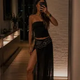 Pollera larga de microtul negro con tajo lateral profundo, diseño fluido y cintura elástica.