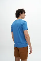 Remera de mangas cortas color amarillo mostaza, con cuello redondo.