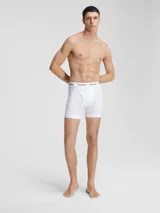 Pack de tres calzoncillos tipo boxer brief de algodón elástico, color blanco, con cintura elástica distintiva de la marca.