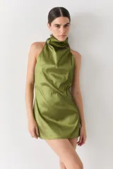Vestido corto verde oliva con cuello halter y espalda media baja, confeccionado en tafeta con un acabado brillante.