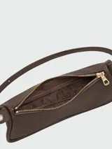 Cartera de hombro pequeña de diseño minimalista y estructura alargada, con correa ajustable y cierre superior.