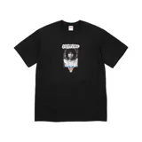 Remera Supreme negra de manga corta, con cuello redondo y diseño gráfico estampado en el pecho que incluye un retrato fotográfico, la inscripción de la marca y una mariposa.
