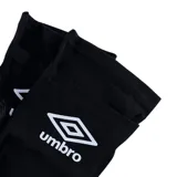 Par de canilleras Umbro Pro Shin Guard con diseño geométrico en tonos grises y logo de la marca en blanco. Incluye bolsa de transporte negra con logo Umbro en blanco.