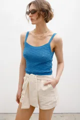 Top de punto calado color azul, sin mangas, con escote redondo y tirantes anchos.