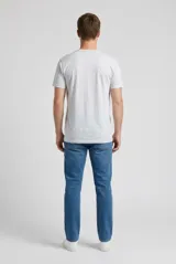 Remera blanca de manga corta con cuello redondo y estampa frontal de elefante con diseño de safari y texto.