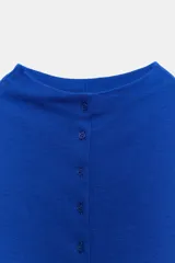 Camiseta de algodón negro de corte slim fit, con cuello subido, manga larga y cierre frontal de botones pequeños.